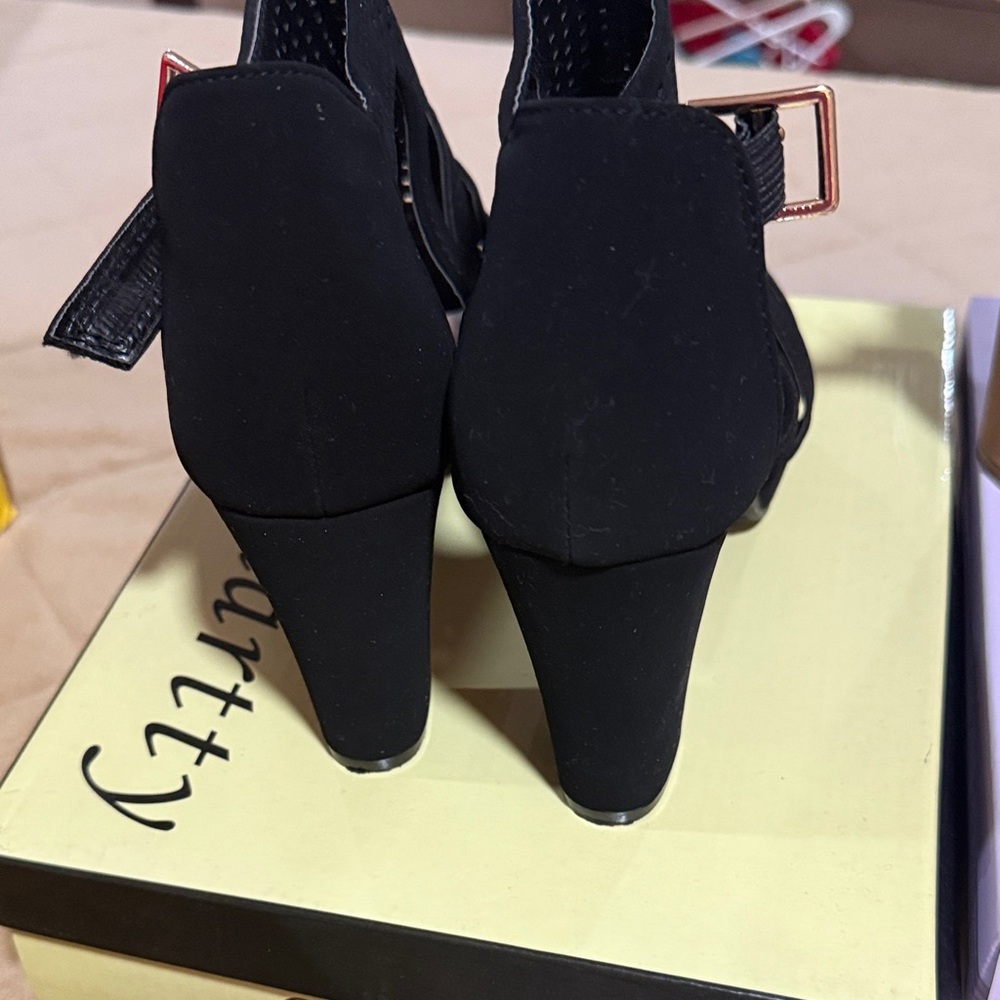 Bundle of shoes - Picture 3 of 11